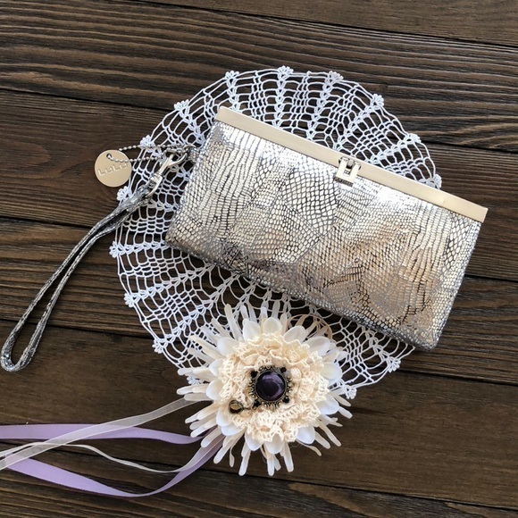 Lulu Handbags - Lulu Shiny silver clutch wallet